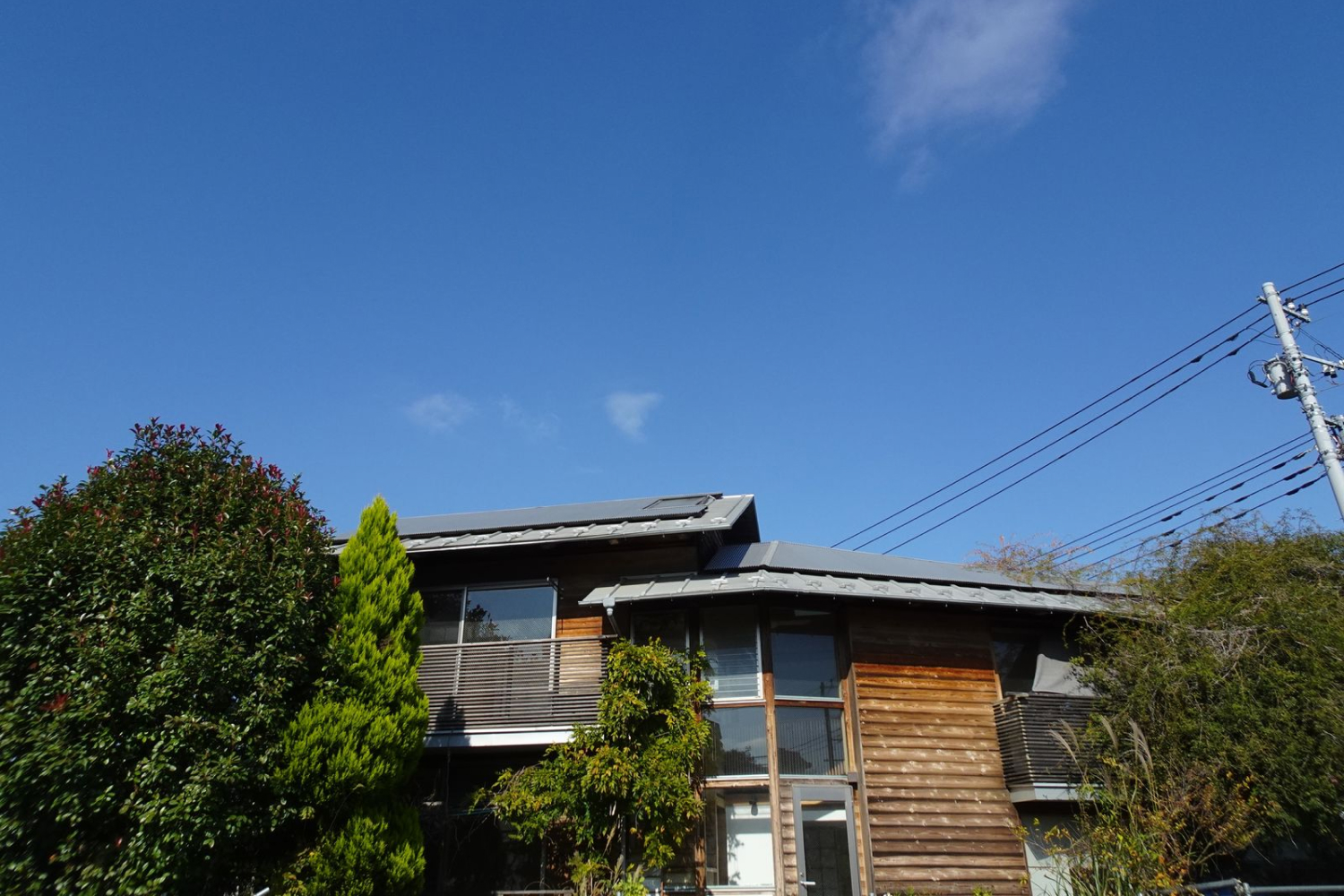屋根面に注ぐ放射熱（赤外線）を遮熱する二重屋根を取り入れた「東伏見の家」。撮影/金田正夫さん