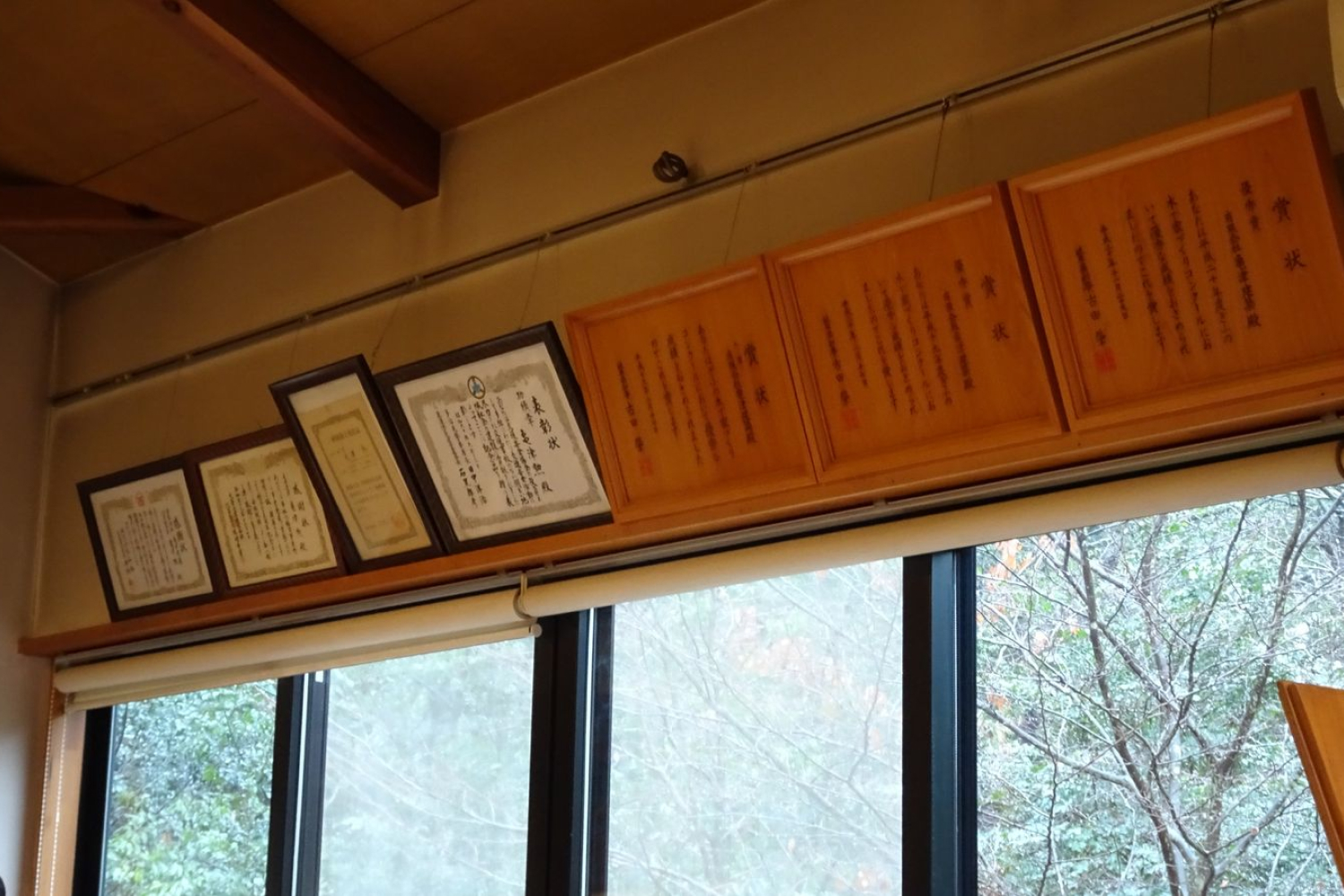 オフィスには亀津さんが受賞した『岐阜県の木でつくる家』というコンペの表彰状が並ぶ。