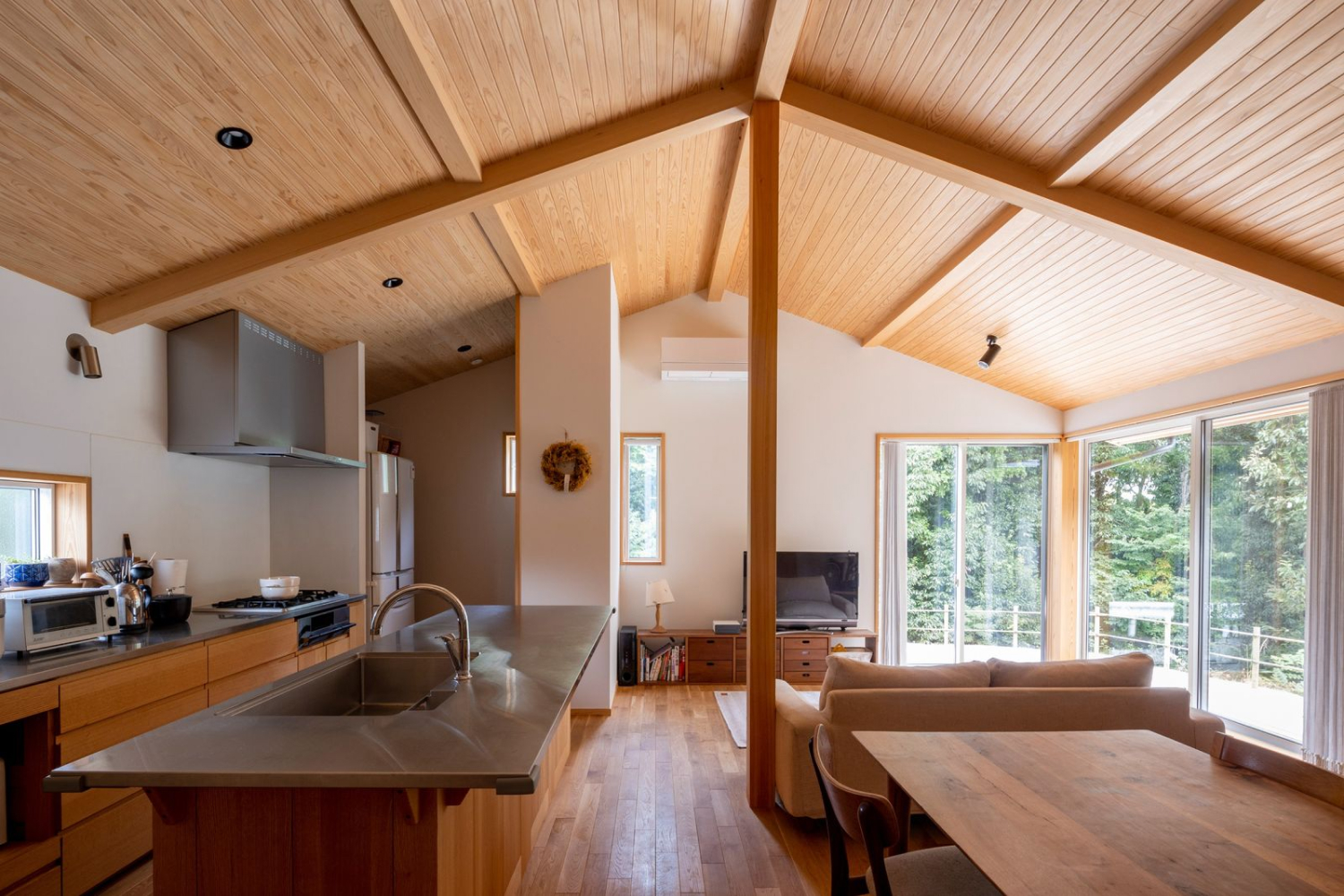 亀津さんがつくる家のコンセプトは木・土・風・光を感じられるシンプルで温かみのある家。