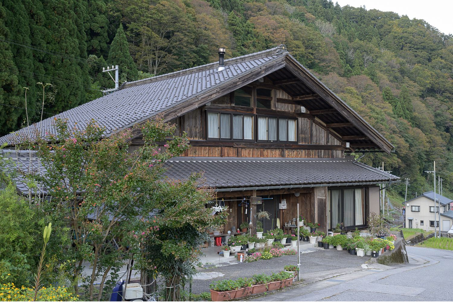 すぐ近くのご実家 ”荒木本家”は23歳の時に荒木さんの手で建て替えた