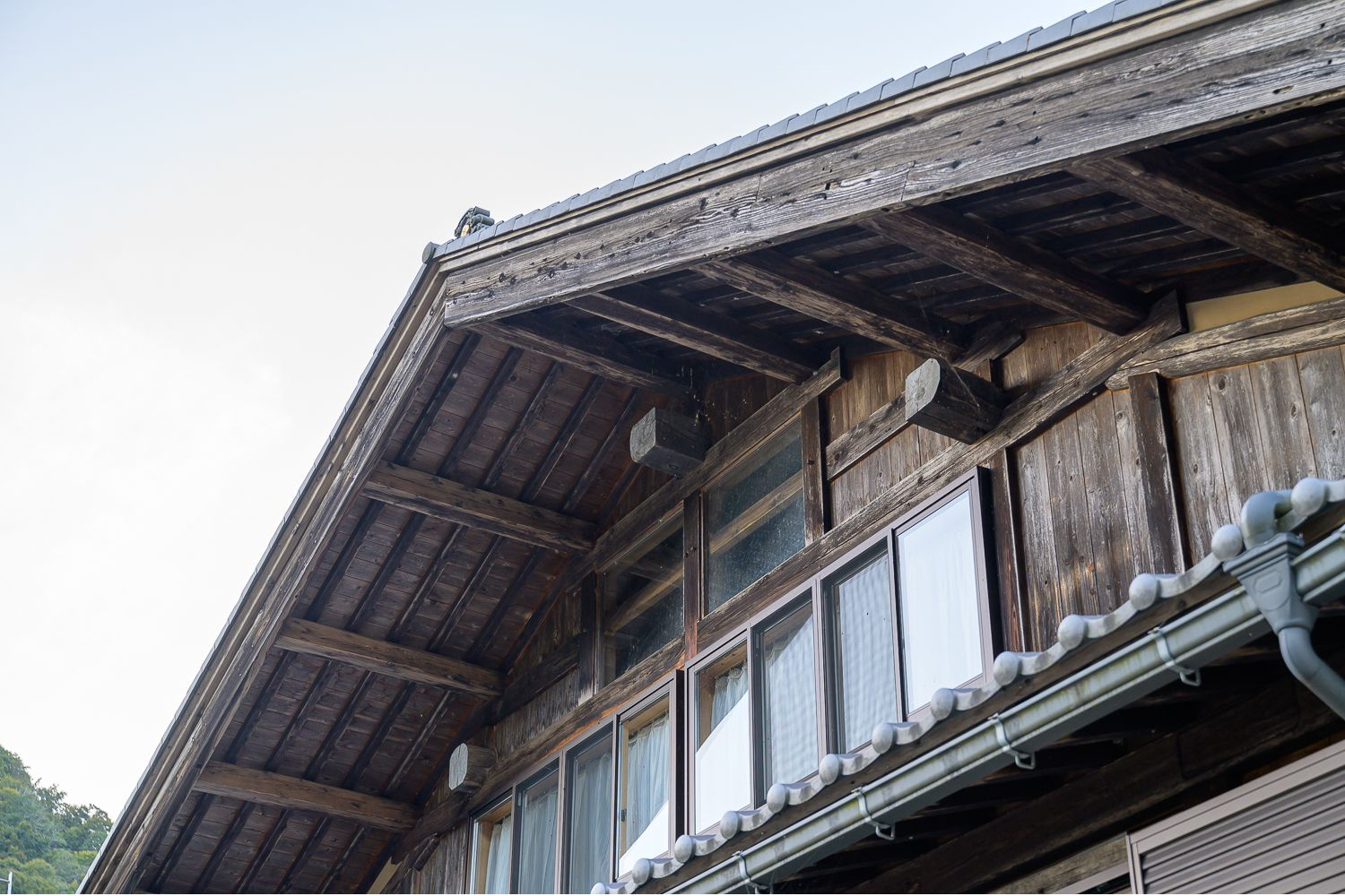 深い軒と骨太の木材で雨露（あまつゆ）と雪の重みを支える､修理のたび切り詰めても軒は深く保たれる｡自然環境が過酷で豪雪地帯の飛騨ならではの知恵だ｡