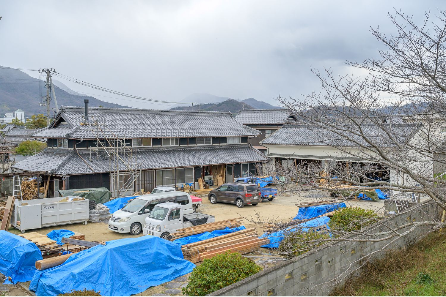 作業場と事務所。左手の長屋門の1階はカフェにするために工事中。